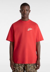 Vans BRUSH SCRIPT LOOSE FIT - Triko s potiskem - racing red marshmallow