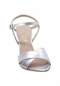 Sandal con tacco alto argento, con cinturini incrociati in tessuto, cinturino alla caviglia regolabile e punta quadrata. Texture liscia e finitura lucida.