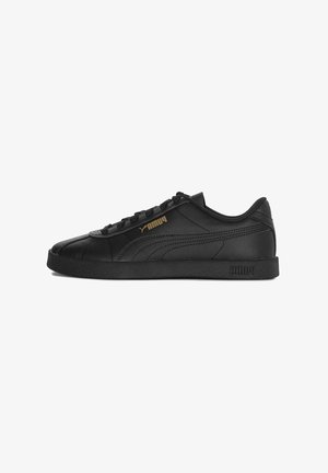 Czarne sportowe sneakersy wykonane ze skóry z teksturowanym wierzchem, z zapięciem na sznurówki i gumową podeszwą. Złote logo po boku.