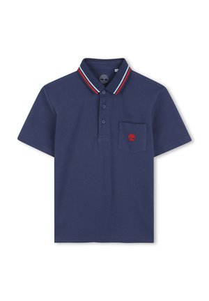 Marineblaues Poloshirt aus Baumwolle mit einer Dreiknopf-Leiste, einer Brusttasche und einem gestreiften Kragen in Rot, Weiß und Blau.