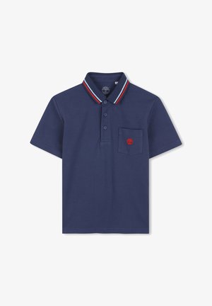 Polo bleu marine en coton, avec patte à trois boutons, poche poitrine et col rayé rouge, blanc et bleu.
