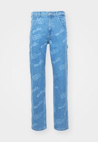 Blaue Jeans aus Denim mit geradem Schnitt, versehen mit einem wiederholten Druckmuster des "Stan Ray"-Logos und Flaschendesigns.