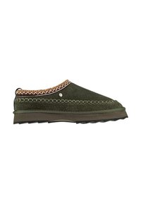 Scarpa slip-on verde in suede con decorazione in pizzo intrecciato marrone e bianco, dettagli cuciti, suola in gomma e forma sagomata per il comfort.