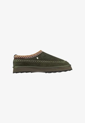 Scarpa slip-on verde in suede con decorazione in pizzo intrecciato marrone e bianco, dettagli cuciti, suola in gomma e forma sagomata per il comfort.