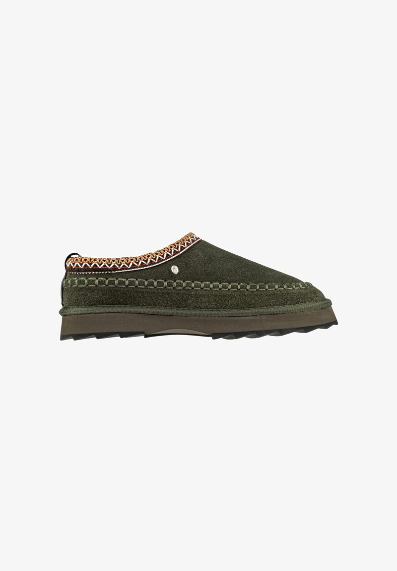Scarpa slip-on verde in suede con decorazione in pizzo intrecciato marrone e bianco, dettagli cuciti, suola in gomma e forma sagomata per il comfort.