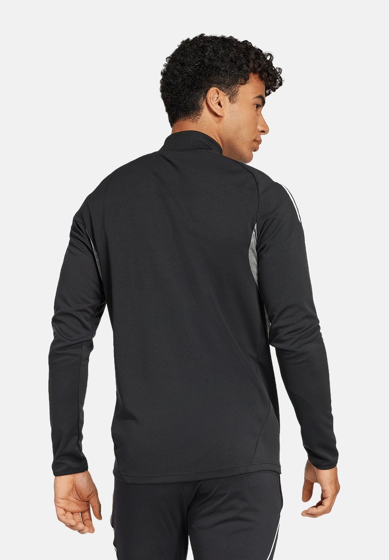 Schwarzes Langarm-Sportshirt mit hohem Kragen, ausgestattet mit grauen Akzenten an den Schultern und Seiten, aus einem glatten, dehnbaren Material gefertigt.