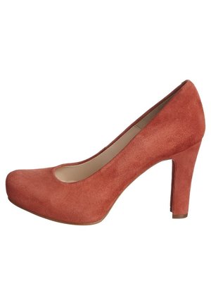 Rote Wildlederpumps mit abgerundetem Zehenbereich und Mittelhoch-Heel. Glatte Textur, einfaches Design und eine Plattform an der Vorderseite für zusätzlichen Auftrieb.