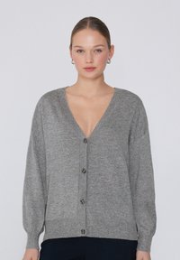 Grauer Cardigan aus weichem Strickmaterial, mit V-Ausschnitt, langen Ärmeln, vorderem Knopfverschluss und gerippten Saumdetails.
