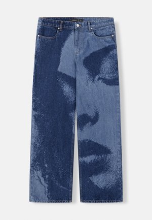 FAVELA LASER FACE - Brīva piegriezuma džinsi - blue