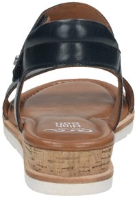 Tmavě modrá kožená sandál se zátěžovou korkovou podešví a hnědým stélkou. Má nastavitelný popruh a hladký povrch. Štítek zní "High Soft."