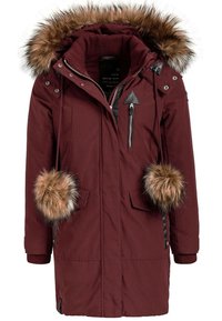 Parka burdeos con capucha de piel sintética, dos bolsillos frontales, cierre de cremallera, tejido texturizado y elegantes pompones de piel a los lados.