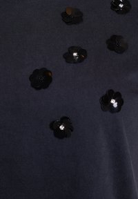 Zizzi GEWASCHENES MIT PAILLETTENBLÜTEN - Marškinėliai su spaudiniu - grey washed flower