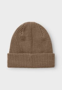 Pleta beanie u smešnoj boji, sa preklopnim rubom, rebrastom teksturom i gornjim zaobljenim oblikom za udobno prianjanje. Mekani materijal pogodan za hladno vreme.