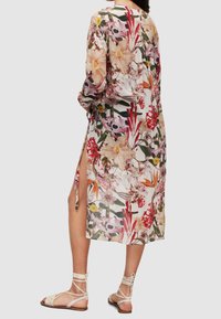 Květinový kimono střední délky z lehké látky, zdobené živými červenými, žlutými a fialovými květy, s bočními rozparky a dlouhými rukávy.