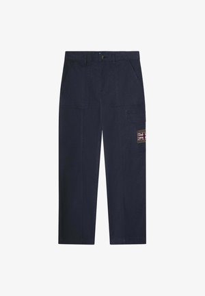 Tamnoplave cargo hlače s prednjim zakrpama, bočnom flap džepom s aplikacijom Union Jack, petljama za remen i zatvaranjem na gumb.