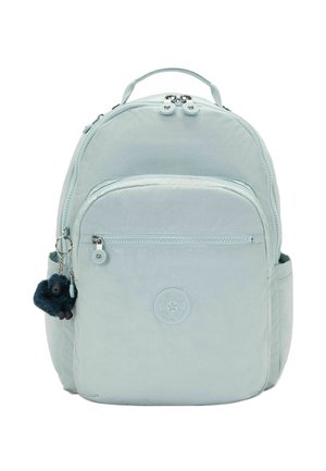 Sac à dos bleu clair avec poche zippée à l'avant, poignée supérieure, poches latérales et un petit porte-clés en peluche accroché sur le côté gauche.