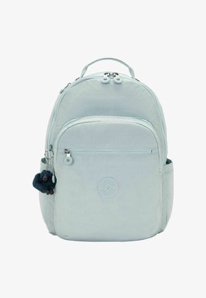 Hellblauer Rucksack mit Front-Reißverschlusstasche, oberem Tragegriff, Seitentaschen und einem kleinen Plüsch-Schlüsselanhänger an der linken Seite.