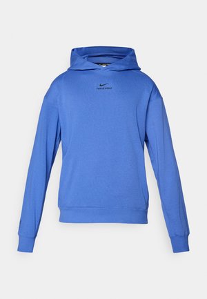 Kék Nike Pro kapucnis pulóver, puha anyagból készült, kenguru zsebbel, hosszú ujjakkal és fekete logóval a mellkason.
