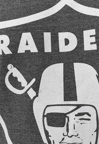 Graues Baumwoll-T-Shirt mit einem schwarz-weißen Grafikdesign eines mit einem Helm bedeckten Charakters, der eine Augenklappe und ein Schwert trägt. Der Text lautet "RAIDERS."