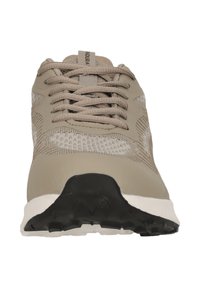 Beige sportskor med ett strukturerat meshöverkinn, snörning, förstärkt häl och en vit mellansula; svart gummiyttersula med greppmönster.
