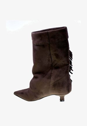 Stivaletto in camoscio marrone con design morbido, punta appuntita e tacco basso a gattino. Decorazioni in frange lungo la cucitura posteriore.