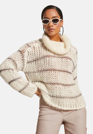 Chunky Strickpullover in Creme mit braunen Streifen, mit weiter Schulterpartie und lockerer Passform. Strukturierte, übergroße und gewebte Designdetails.