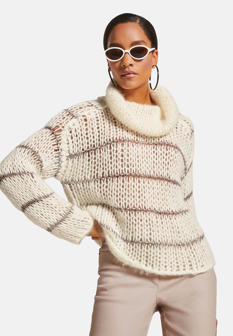 Dikke gebreide sweater in crèmekleur met bruine strepen, voorzien van een brede col en een losse pasvorm. Textuur, oversized en geweven ontwerpelementen.