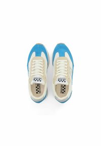 Sneaker sportive blu e beige con tomaia in suede e mesh, lacci bianchi e etichetta interna a scacchi neri e bianchi.