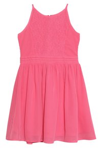 Mouwloze felroze jurk met een kant bodice, een getailleerde taille en een geplooide, vloeiende rok.