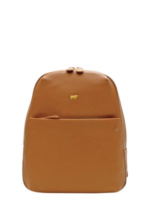 Zaino in pelle tan con finitura testurizzata, chiusura con zip e tasca frontale. Presenta un piccolo dettaglio del logo dorato al centro.