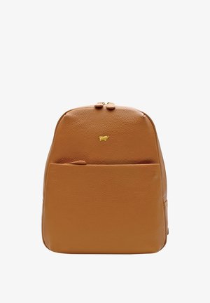 Zaino in pelle tan con finitura testurizzata, chiusura con zip e tasca frontale. Presenta un piccolo dettaglio del logo dorato al centro.