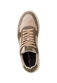 Adidași din suede bej și verde măsliniu cu detalii perforate, șireturi plate și o talpă din cauciuc alb. Cotele interioare au un logo.