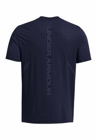 Mørkeblå T-shirt med korte ærmer, der har et rutenetmønster og teksten "UNDER ARMOUR" vertikalt langs ryggen. Glat tekstur, atletisk design.