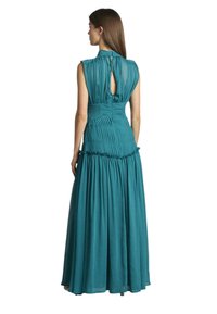 Türkisfarbiges Maxikleid mit hohem Kragen, Schlüssel-Ausschnitt hinten und gerafftem Oberteil. Die plissierte Textur und der fließende Rock schaffen eine sanfte Silhouette.