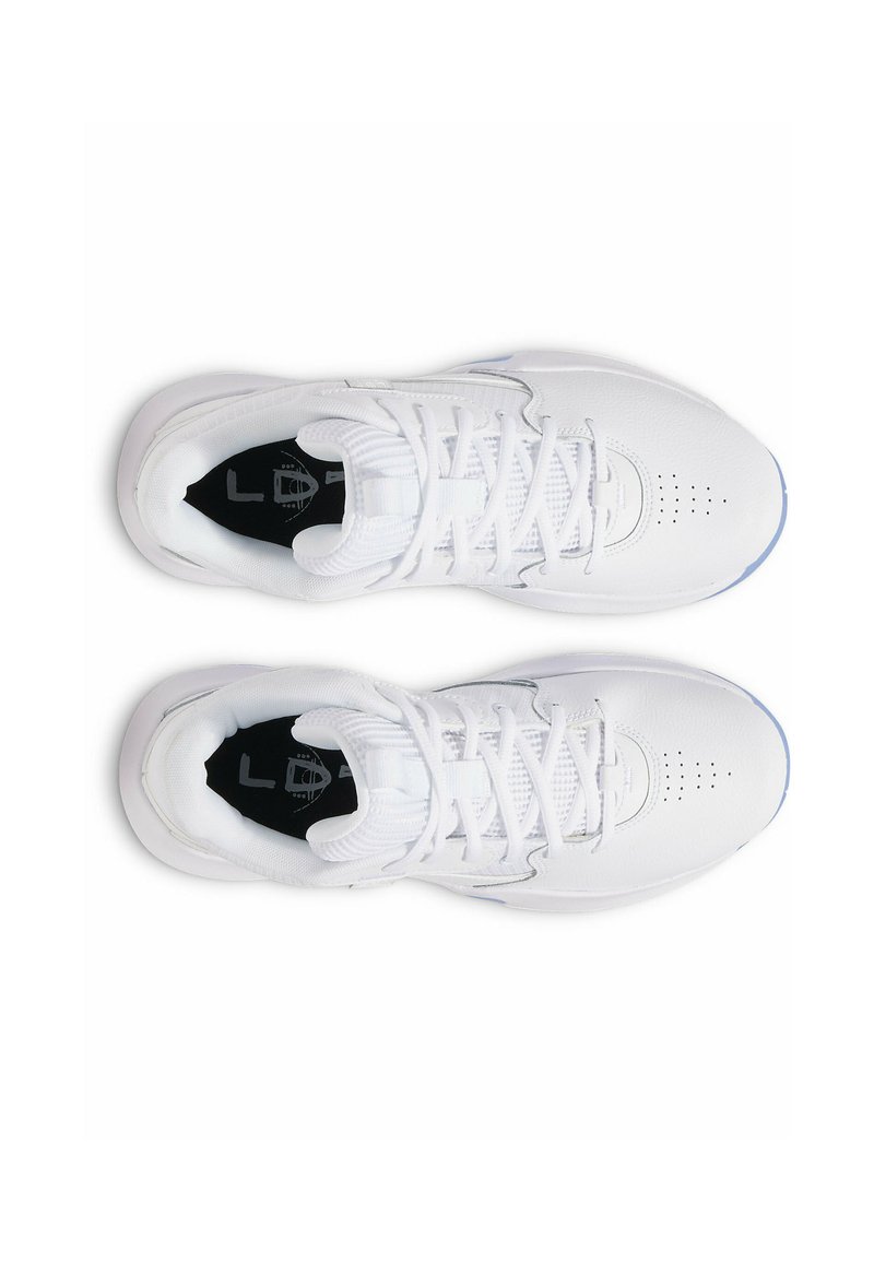 Des chaussures de sport blanches avec une tige en cuir lisse et en mesh, des lacets texturés, des perforations sur l'avant du pied, et une semelle intérieure noire avec un logo.