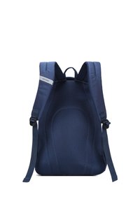 Zaino blu navy con schienale in rete imbottita e traspirante, spallacci regolabili e dettaglio dell'etichetta. Design snello con forma ergonomica.