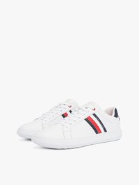 Sneaker bianchi con una texture liscia, caratterizzate da strisce nere e rosse sui lati e dettagli in blu navy sul tallone. Design classico con lacci.