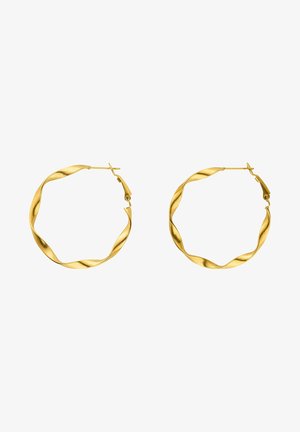 Paire de boucles d'oreilles créoles torsadées dorées avec fermoirs à charnière sur fond blanc.