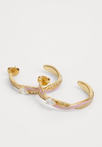Orecchini color oro con un design curvo, dettagli in smalto rosa, gemme chiare e piccoli strass decorativi.