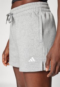 adidas Sportswear ESSENTIALS SMALL LOGO SHORTS - Calções desportivos - medium grey heather