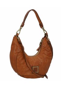 Borsa in pelle marrone con forma curva, accessori in oro e chiusura con zip. Presenta una patta decorativa con borchie e una tracolla regolabile.