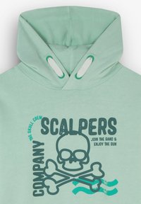 Felpa verde chiaro con cappuccio regolabile, caratterizzata da una grafica con teschio e tibie incrociate. Il testo include "Scalpers" e "unisciti alla band e goditi il sole."