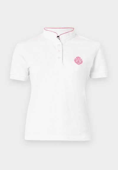 Hvit kortermet polo-skjorte med mandarinkrage, tre-knaps placket og rosa brodert logo-detalj på brystet.