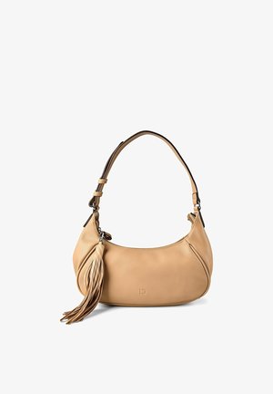 Beige leren schoudertas met verstelbare riem en grote tassenhanger die aan de rits aan de voorkant hangt.