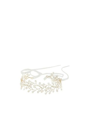 Bandeau délicat pour mariée avec des branches en fil d'or et de petites fleurs en perles blanches, attaché avec de longs rubans en satin blanc.