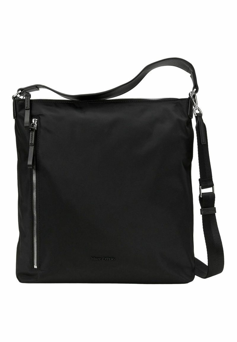 Schwarze Nylon-Schultertasche mit flacher rechteckiger Form, ausgestattet mit einer Reißverschlusstasche, einem verstellbaren Trageriemen und einem dezenten Logo auf der Vorderseite.