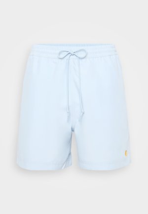 Shorts de bain bleu clair avec une taille élastique et un cordon de serrage. Présente un petit logo jaune sur le bas à gauche.