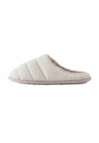 Pantofole trapuntate in rosa chiaro e crema, realizzate in tessuto morbido con un interno peloso, dotate di suola imbottita e dettagli decorativi minimi.