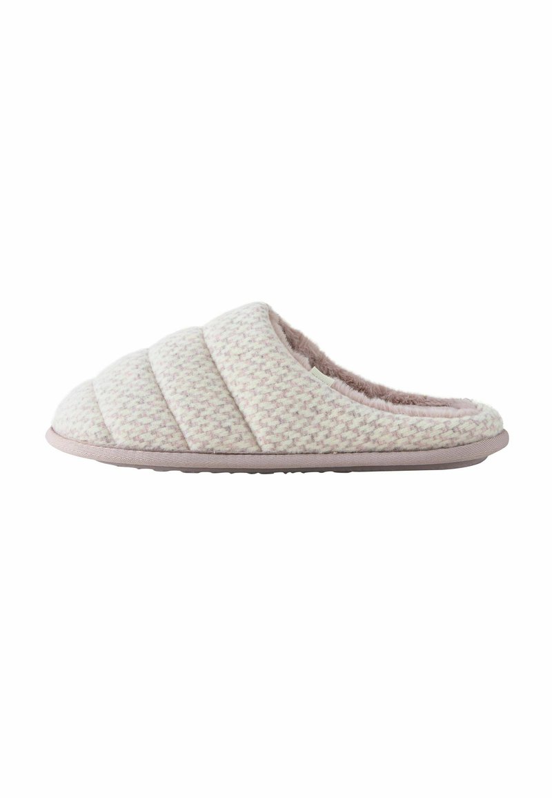 Pantofole trapuntate in rosa chiaro e crema, realizzate in tessuto morbido con un interno peloso, dotate di suola imbottita e dettagli decorativi minimi.