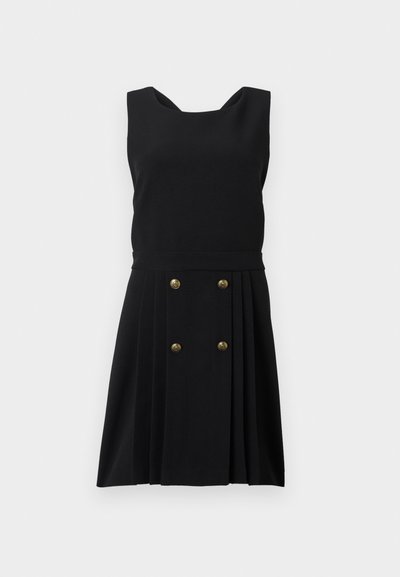 Μαύρο αμάνικο φόρεμα με τετράγωνη λαιμόκοψη, πλισέ φούστα και τέσσερα διακοσμητικά χρυσά κουμπιά στην μπροστινή πλάκα.